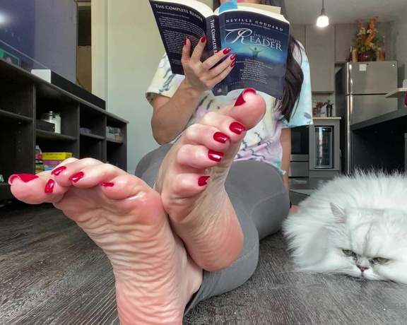 Beautyandherfeetz aka Beautyandherfeetz OnlyFans - Come relax and read with me and my wrinkled oily soles