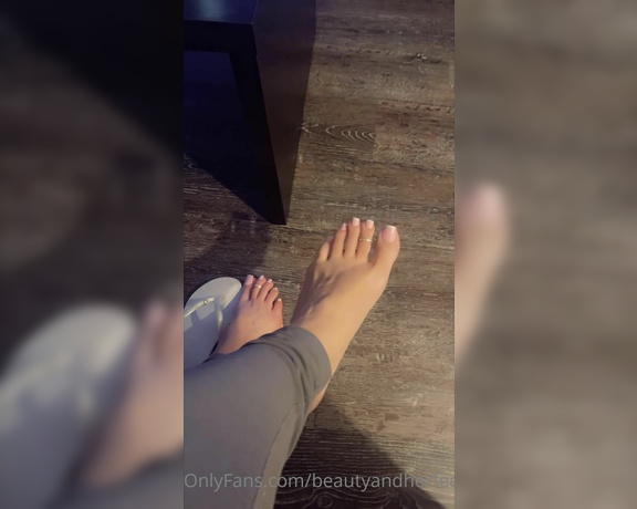 Beautyandherfeetz aka Beautyandherfeetz OnlyFans - Idk which is prettier, these long toes or this delicate pedicure