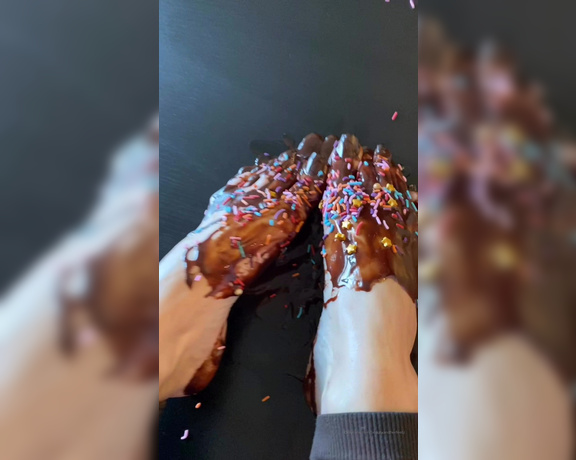 Beautyandherfeetz aka Beautyandherfeetz OnlyFans - What’s better than chocolate toes Chocolate toes with SPRINKSSSSS of course