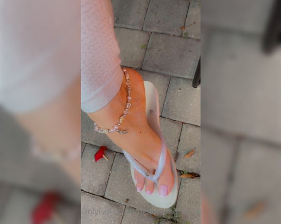 Beautyandherfeetz aka Beautyandherfeetz OnlyFans - Come have a coffee with me while I dangle my flip flop and try to keep your focus on everything