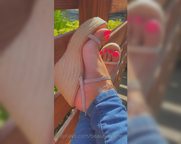 Beautyandherfeetz aka Beautyandherfeetz OnlyFans - How pretty is this hot pink pedicure in these blingy wedges!!