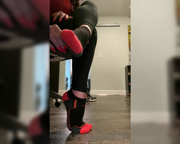 Beautyandherfeetz aka Beautyandherfeetz OnlyFans - Red hot and veiny post workout sock removal Even Virtue