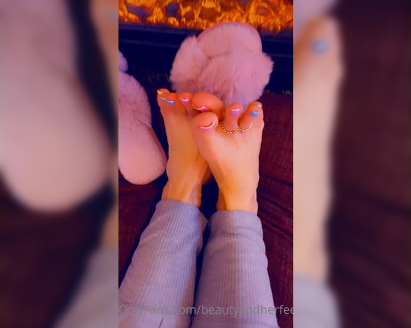 Beautyandherfeetz aka Beautyandherfeetz OnlyFans - Feet heat in these cozy slippers after I warm these up I’m going to smother your face with them