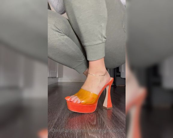 Da Foot Goddess aka Dafootgoddess1 OnlyFans - I want that big ass dick to cum all over these pretty toes