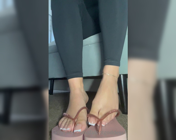 Da Foot Goddess aka Dafootgoddess1 OnlyFans - Teasing you with my sexy feet & havaianas is my favorite thing