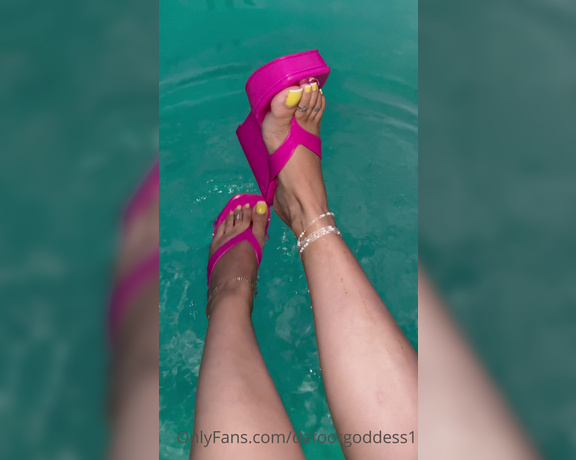 Da Foot Goddess aka Dafootgoddess1 OnlyFans - Sunday funday by the pool hope everyone had a great weekend!