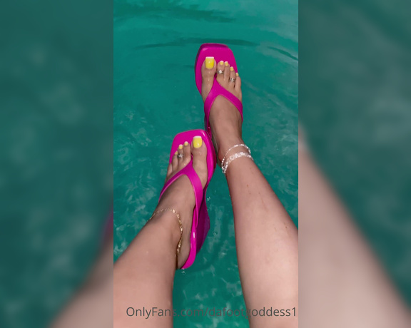 Da Foot Goddess aka Dafootgoddess1 OnlyFans - Sunday funday by the pool hope everyone had a great weekend!