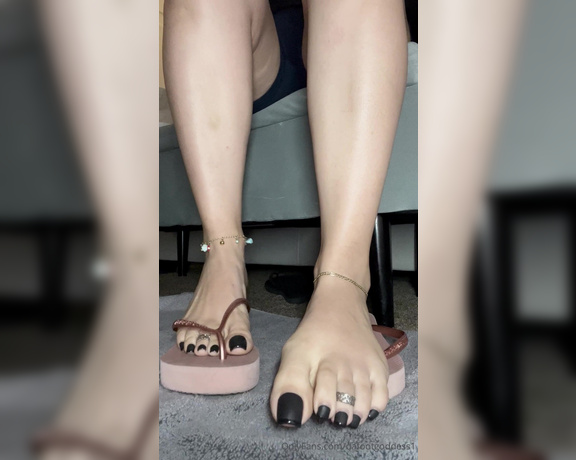 Da Foot Goddess aka Dafootgoddess1 OnlyFans - How good do these oily matte black toes look in these pink flip flops