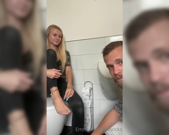 Emmysfeetandsocks aka Emmyfeetandsocks OnlyFans - Toejam cleaning before bathtub