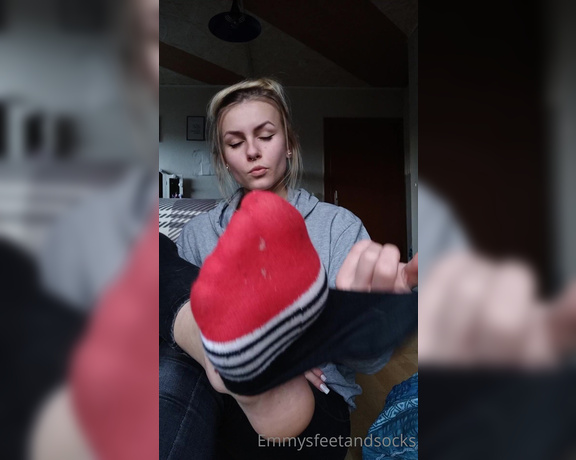 Emmysfeetandsocks aka Emmyfeetandsocks OnlyFans - Uhh so sweaty do you see all that toejam Yepp thats your job! 2