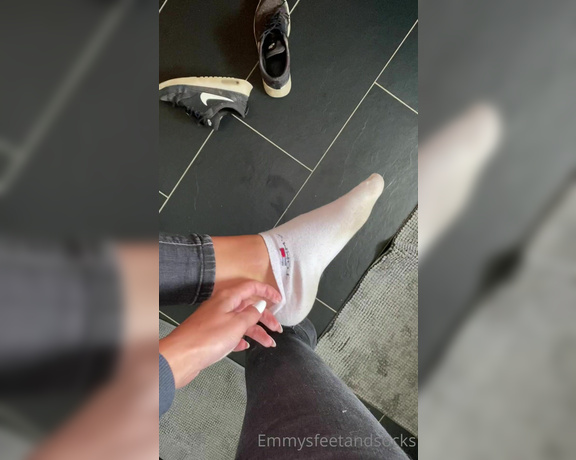 Emmysfeetandsocks aka Emmyfeetandsocks OnlyFans - Sock removal after a long day Im not feeling very well today so see y’all tomorrow