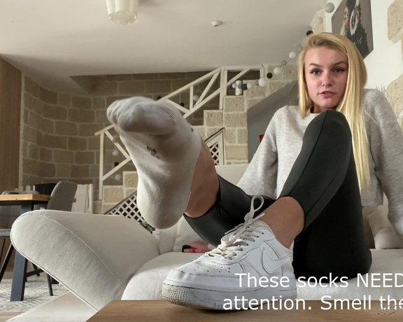 Emmysfeetandsocks aka Emmyfeetandsocks OnlyFans - After 5 days on my feet these super smelly socks needed to be CLEANED!