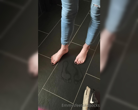 Emmysfeetandsocks aka Emmyfeetandsocks OnlyFans - A couple of hours later without socks Wanna clean my sweaty feet