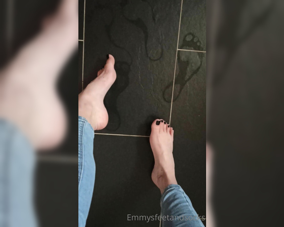 Emmysfeetandsocks aka Emmyfeetandsocks OnlyFans - A couple of hours later without socks Wanna clean my sweaty feet