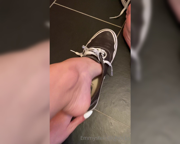 Emmysfeetandsocks aka Emmyfeetandsocks OnlyFans - Little update from my experiment Barefoot all day in my Vans… and omg they were sooo smelly!!