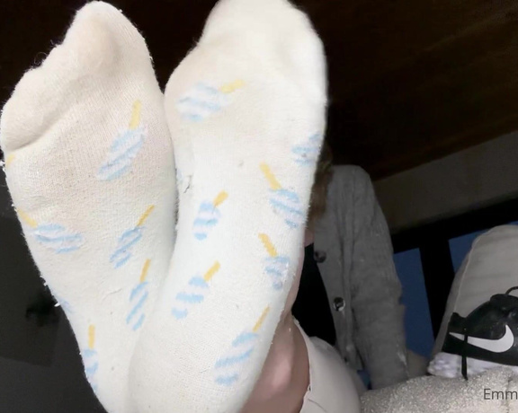 Emmysfeetandsocks aka Emmyfeetandsocks OnlyFans - Painting all days make my socks smell incredible