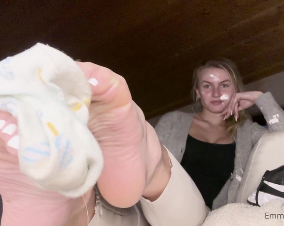 Emmysfeetandsocks aka Emmyfeetandsocks OnlyFans - Painting all days make my socks smell incredible