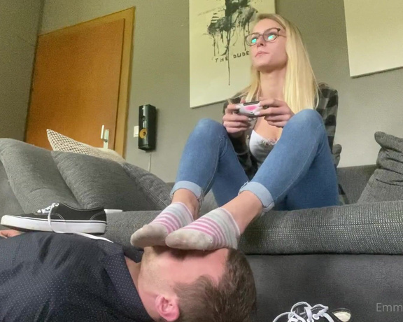 Emmysfeetandsocks aka Emmyfeetandsocks OnlyFans - I play and he enjoys his footrest job