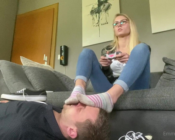 Emmysfeetandsocks aka Emmyfeetandsocks OnlyFans - I play and he enjoys his footrest job