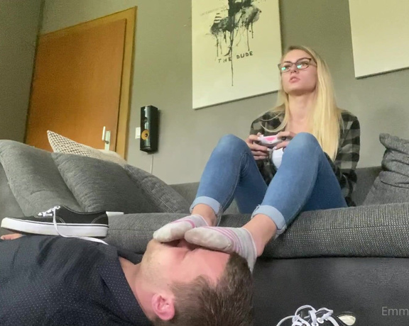 Emmysfeetandsocks aka Emmyfeetandsocks OnlyFans - I play and he enjoys his footrest job