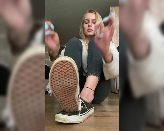 Emmysfeetandsocks aka Emmyfeetandsocks OnlyFans - And that was after a whole day SOCKLESS in my Vans So sit down and enjoy… 1