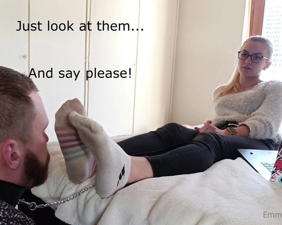 Emmysfeetandsocks aka Emmyfeetandsocks OnlyFans - Sunday is sockcleaningday!