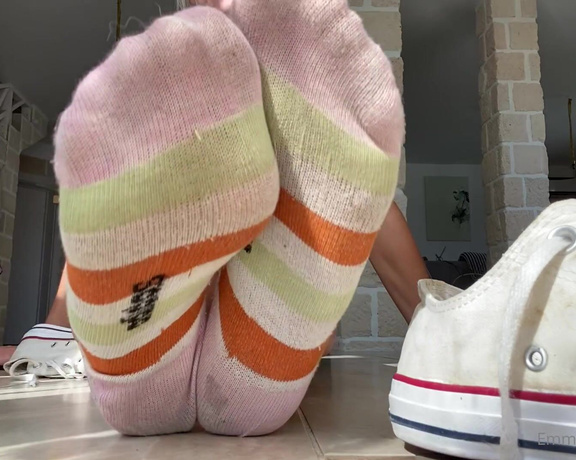 Emmysfeetandsocks aka Emmyfeetandsocks OnlyFans - The moment y’all been waiting for… finally another sock update! Hot weather and my feet get dripping