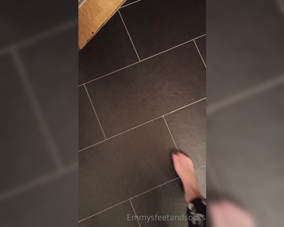 Emmysfeetandsocks aka Emmyfeetandsocks OnlyFans - I know you guys love my sweaty footprints