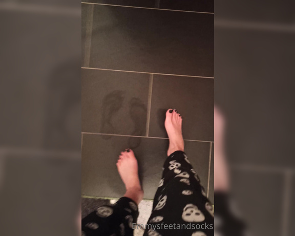 Emmysfeetandsocks aka Emmyfeetandsocks OnlyFans - I know you guys love my sweaty footprints