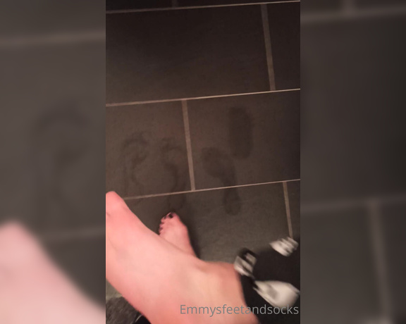 Emmysfeetandsocks aka Emmyfeetandsocks OnlyFans - I know you guys love my sweaty footprints