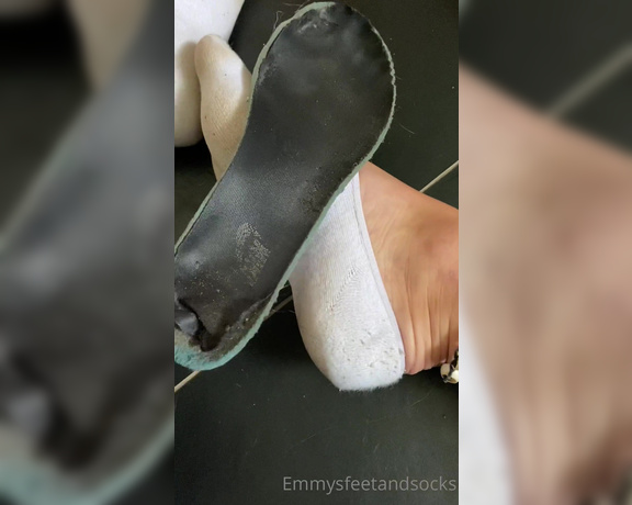 Emmysfeetandsocks aka Emmyfeetandsocks OnlyFans - Uhh look at these super shiny insoles of my nikes, they are FULL OF SWEAT And so much toejam for