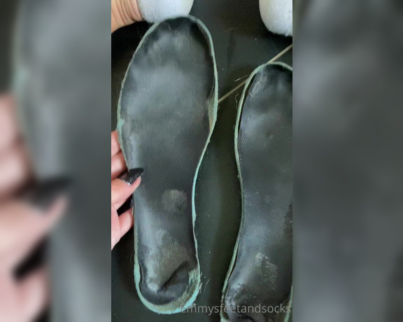 Emmysfeetandsocks aka Emmyfeetandsocks OnlyFans - Uhh look at these super shiny insoles of my nikes, they are FULL OF SWEAT And so much toejam for