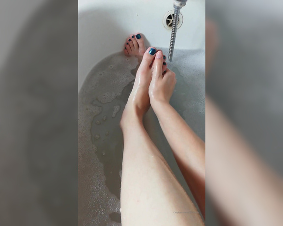 Lady Perse aka Lady_perse OnlyFans - Relax in the bath) who woud like to massage my feet