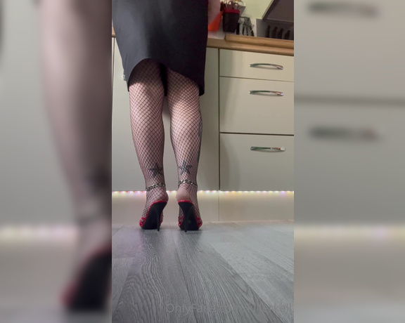 Killersexyfeets aka Killerkell OnlyFans - I love it when you watch me potter round the kitchen