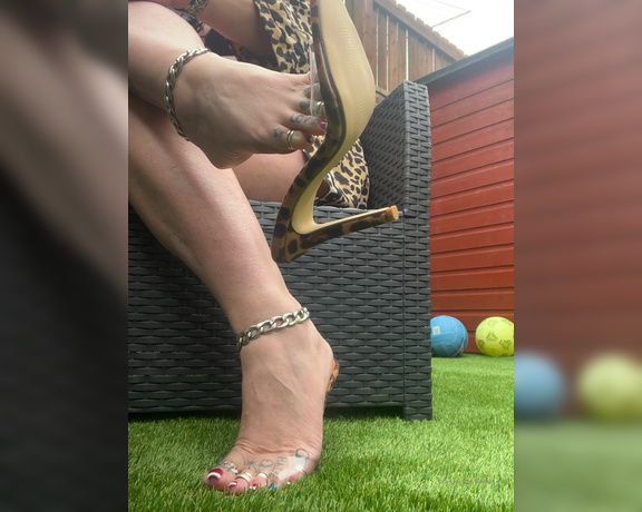 Killersexyfeets aka Killerkell OnlyFans - Let’s start today with a sexy dangle Do I have you mesmerised