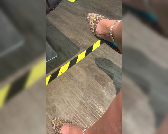 Killersexyfeets aka Killerkell OnlyFans - Shoe popping at work Who’s sneaking a peek