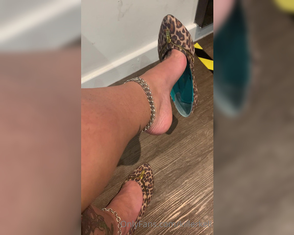 Killersexyfeets aka Killerkell OnlyFans - Shoe popping at work Who’s sneaking a peek