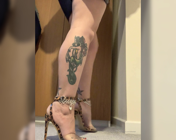Killersexyfeets aka Killerkell OnlyFans - Who wants to be laid at my feet While I tantalise you Maybe I’ll let you kiss my ass afterwards