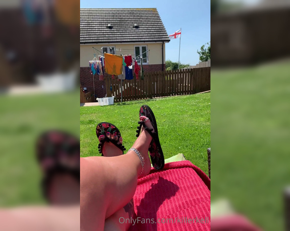 Killersexyfeets aka Killerkell OnlyFans - Sunbathing in the garden Come and rub my oil