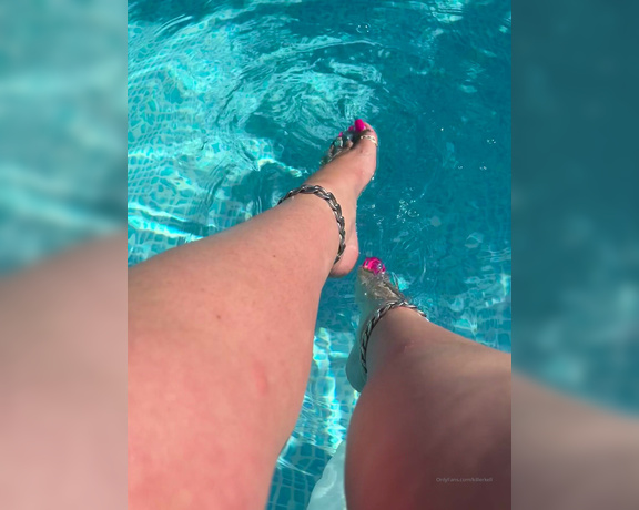 Killersexyfeets aka Killerkell OnlyFans - Love sitting round the pool Teasing you with my pretty toes