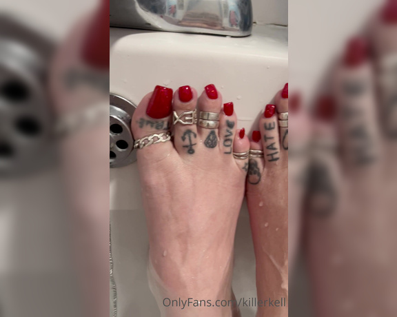 Killersexyfeets aka Killerkell OnlyFans - Sitting in the bath admiring my new pedicure Do you like it I haven’t had just one colour for year