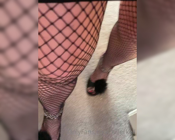 Killersexyfeets aka Killerkell OnlyFans - Pay more attention while I’m sitting Concentrate while I’m dangling my sexy mules