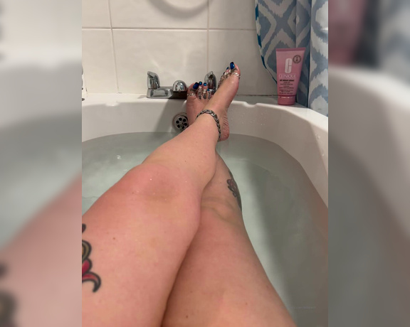 Killersexyfeets aka Killerkell OnlyFans - Bath time