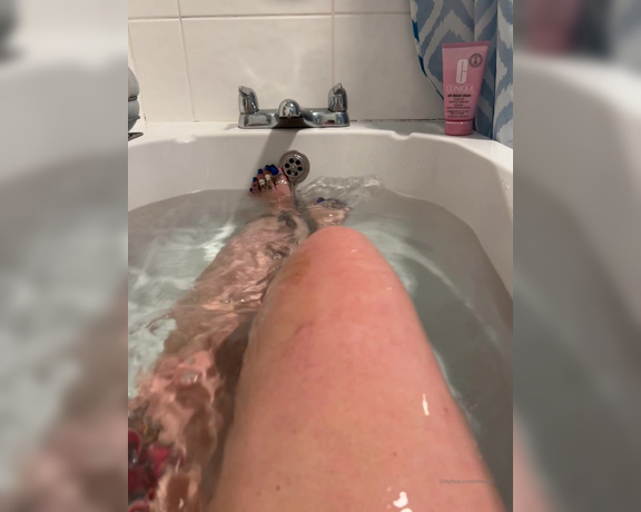 Killersexyfeets aka Killerkell OnlyFans - Bath time