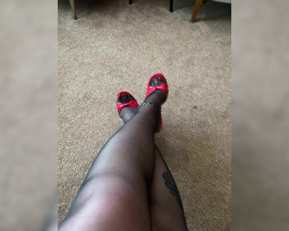 Killersexyfeets aka Killerkell OnlyFans - Oooh I love a dangle Especially when I know it makes your pants tight