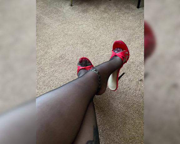 Killersexyfeets aka Killerkell OnlyFans - Oooh I love a dangle Especially when I know it makes your pants tight