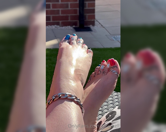 Killersexyfeets aka Killerkell OnlyFans - Sitting in the garden I just can’t help but tease you with my pretty feet