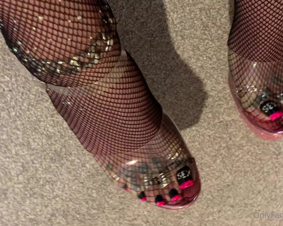 Killersexyfeets aka Killerkell OnlyFans - What an amazing combo these tights and heels make And they’re crotchless Look look look!!!!! Don’t