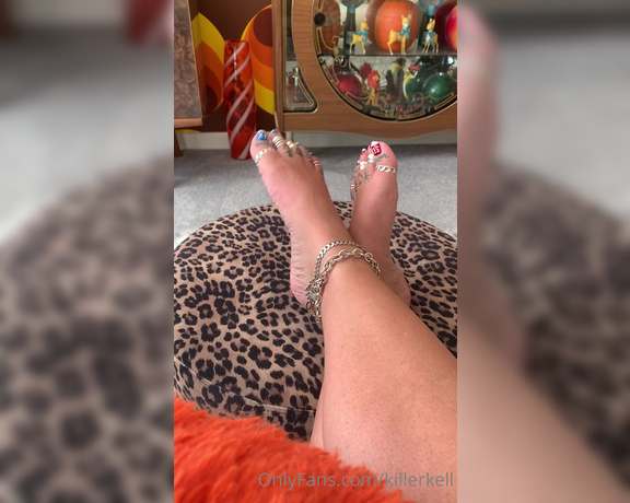 Killersexyfeets aka Killerkell OnlyFans - Listening to some tunes on a Sunday afternoon