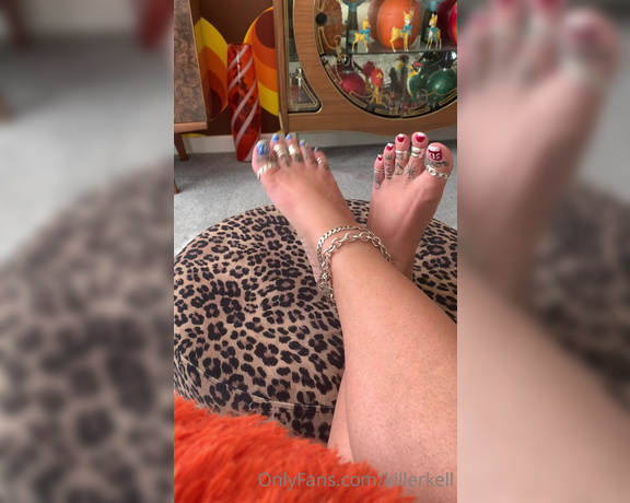 Killersexyfeets aka Killerkell OnlyFans - Listening to some tunes on a Sunday afternoon